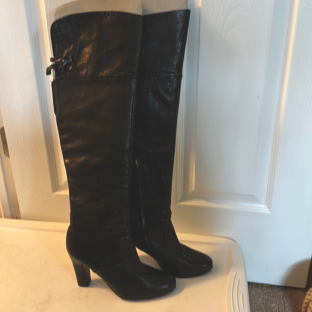 Super cute SE BOUTIQUE black over the knee boots size 7